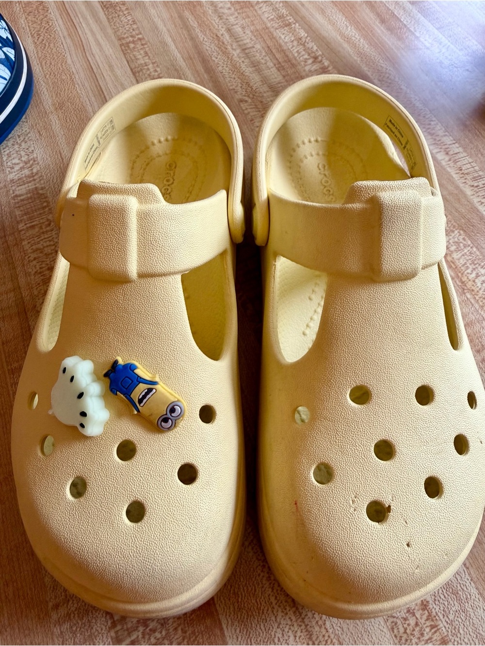 CROCS Kids Mary Jane Yellow Run Narrow 1 fits like 2